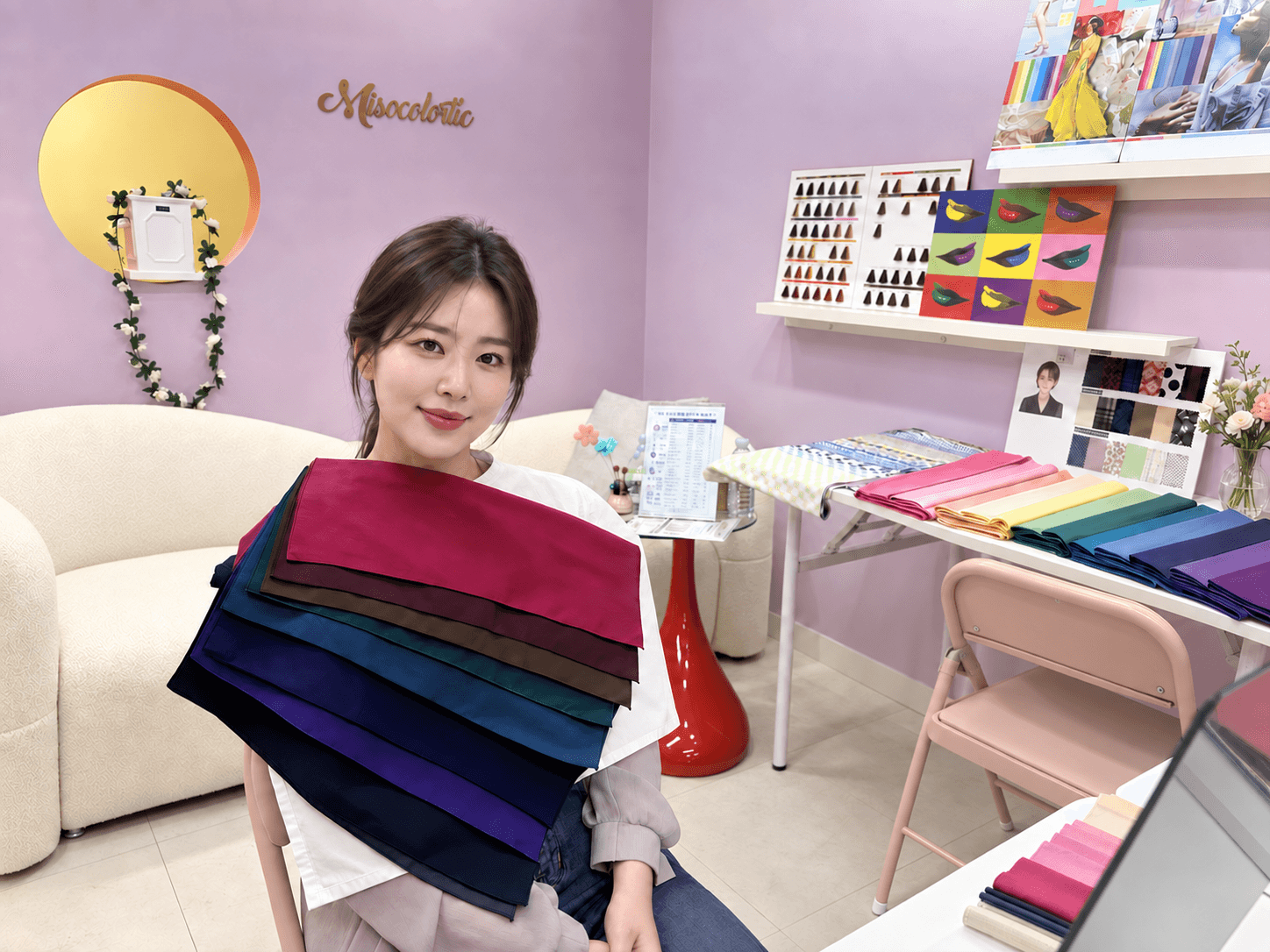 미소컬러틱 스튜디오에서 얼굴 가까이에 여러 컬러 드레이프를 댄 모습