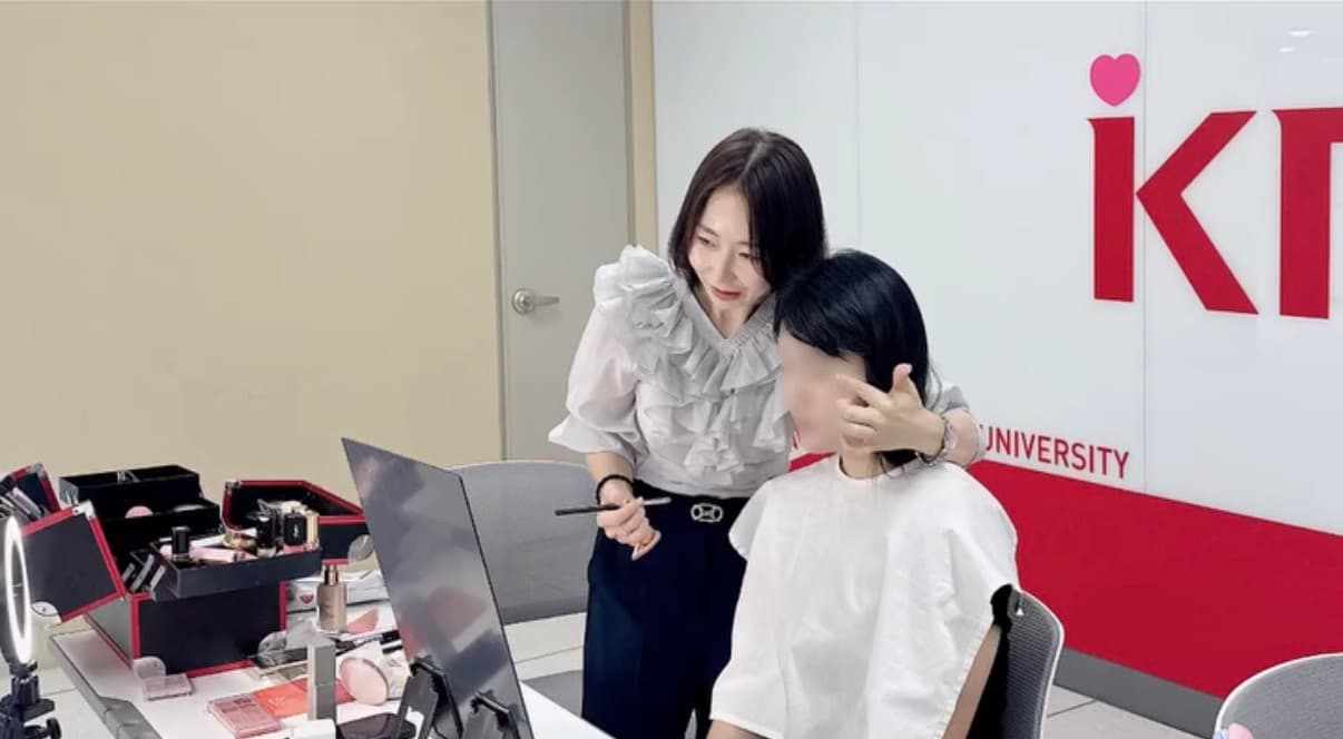 브러시와 거울을 활용해 메이크업 방법을 안내하는 상담 장면
